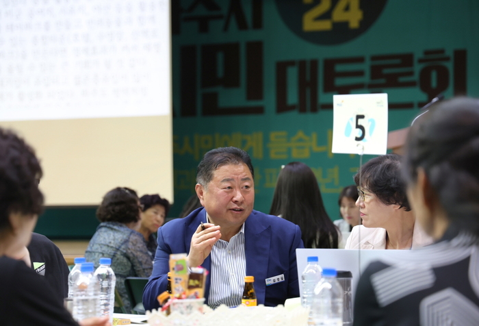 사진설명 2024 시민대토론회 당시 김경일 파주시장이 시민들과 원탁토론을 함께하며 의견을 듣고 있다 사진제공 파주시