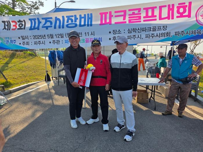 남자부 우승을한 이호중 선수가 기념촬영하고 있다