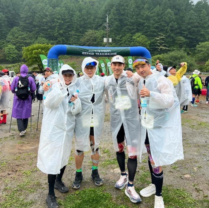 대회당일 새벽 기린초등학교에서 결의를 다지는파러클 에잇본즈 팀원들