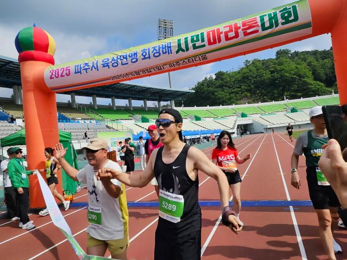 이봉주 선수가 참가자와 함께 결승선을 통과하고 있다