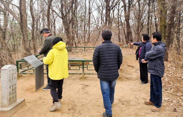 지난 봄 교하동주민자치위원들이 고인돌을 살펴보고 있다
