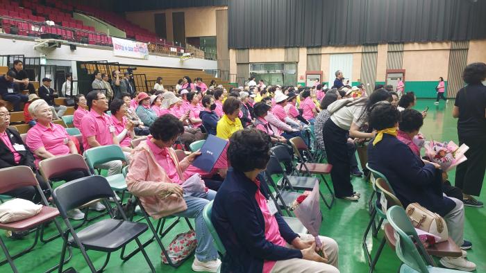 배움 앞에 나이는 없다 시민회관 가득 메운 배움의 열정 행사장을 가득 메운 문해 학습자들과 참가자들이 개회식에 집중하고 있다