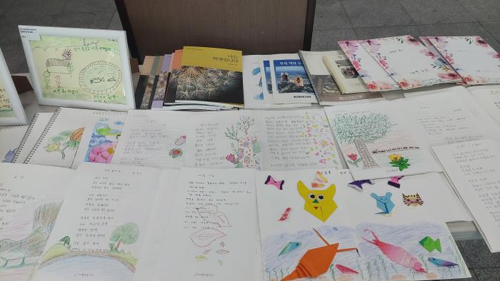 마음을 적신 한 줄 한 줄 시화전시회에 전시된 문해 학습자들의 손글씨와 그림 작품들