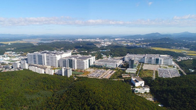 LG디스플레이 파주 사업장 전경 이번 7000억 원 규모의 OLED 설비 투자를 계기로 파주는 다시금 디스플레이 산업의 글로벌 중심지로 부상할 전망이다 사진제공파주시