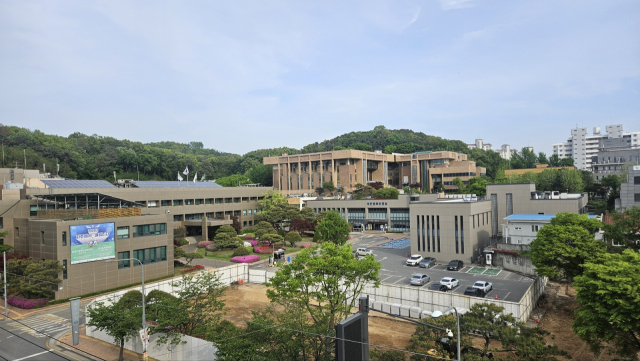 파주시청 전경 1976년 준공된 본관동과 별관이 50년째 시민 행정을 지탱하고 있다