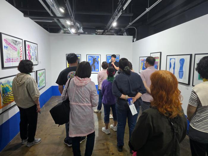 전문해설사로부터 설명을 듣는 봉사원들 사진 하효종 기자