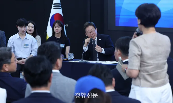 이재명 대통령이 광주 타운홀 미팅에서 시민 질문에 직접 답변하고 있다경향신문 캡춰