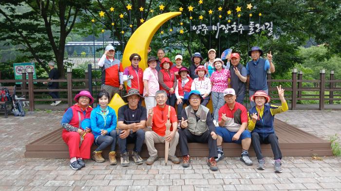 마장호수 둘레길에서 산행을 마친 문산금요트레킹 동아리 회원들의 모습 건강한 발걸음은 따뜻한 나눔으로 이어진다
