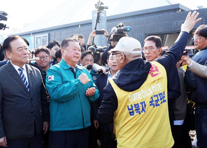 김경일 파주시장이 파주 임진각에서 납북자가족모임의 대북전단 살포를 저지하고 있다 