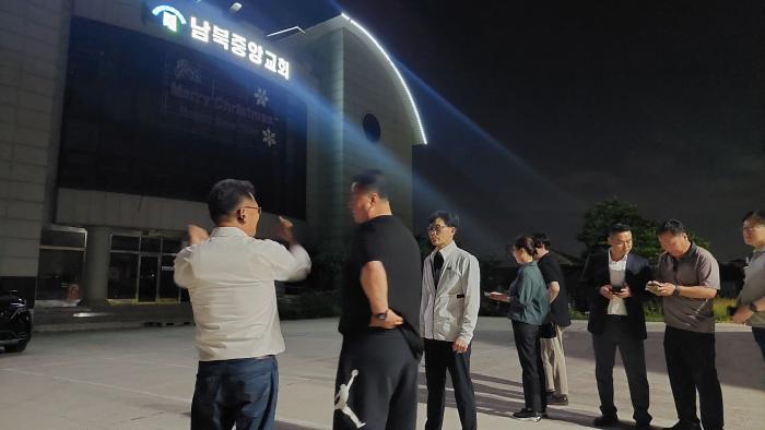  본지 기자가 6월 20일 밤 탈북민단체 자유북한운동연합의 전단살포 현장에서 사건경위를 취재하고있다