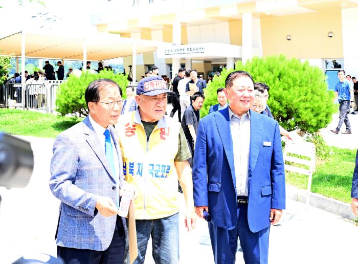 기자회견을 마친 뒤 김경일 파주시장과 최성룡 납북자가족모임 대표 윤후덕 의원이 함께 기념촬영을 하고 있다