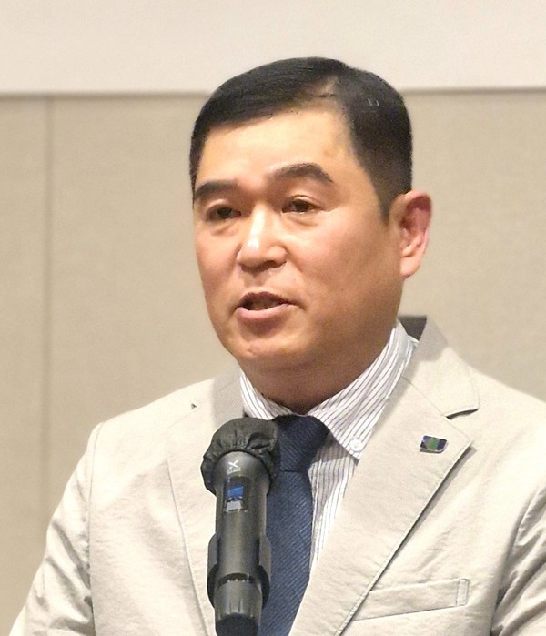 박찬호 신임 김대중재단 파주시지회장이 7월 12일 센트리움웨딩홀에서 열린 이취임식에서 취임 인사를 전하고 있다 박 회장은 행동하는 양심으로 김대중 정신을 실천하겠다고 밝혔다 파주민보