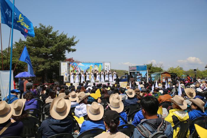 소녀야 고향 가자라는 슬로건 아래 수백 명의 시민들이 참여한 제막식 전경 평화의 메시지로 가득한 날이었다