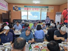 파주시 교하동 주민자치회, 어르신 위한 ‘건강한 여름나기 삼계탕 나눔 행사’ 개최 기사 이미지