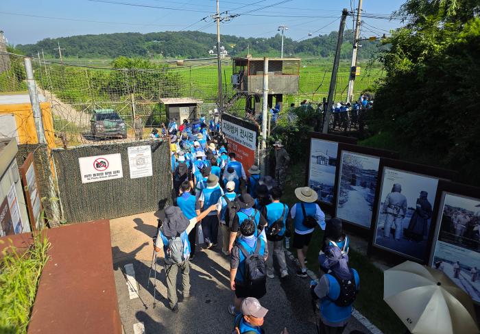 평화걷기 대원들이 DMZ 배부로 들어가고 있다 사진 하효종 기자총