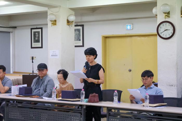 일반부 버금상를 수상한 유화목씨가 산문 내 삶을 너머 우리의 삶을 향하여 낭송을 하고 있다 사진 하효종 기자