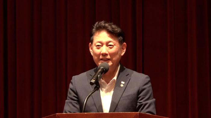 8월 14일 파주시민회관 소공연장에서 열린 평화통일 포럼 개회식에서 김동규 민주평통 파주시협의회장이 개회사를 하고 있다