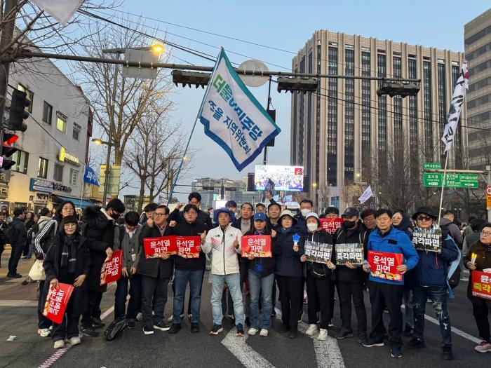 지난3월 광화문광장에서 민주당 파주을 지역위원회와 힘께 탄핵 집회 사진 본인 페이스북에서