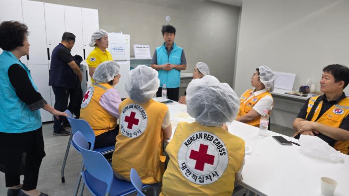 황의철관장이 적십자 봉사원들에게 설명하고있는 모습라