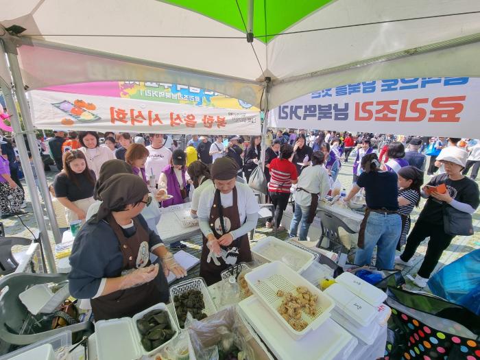 파주시 마을공동채 료리조리 남북먹거리가 파주관내 거리축제에서 남북한 음식 무료시식회를 열고 있다