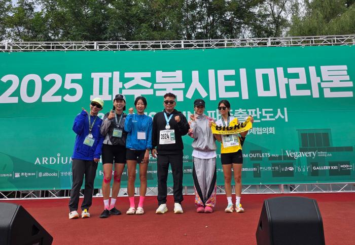황영조 감독과 함께 여자부 시상식 모습 사진 하효종 기자