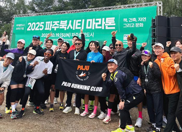 화영조 감독과 기념촬영하는 참가자들 사진 하효종 기자
