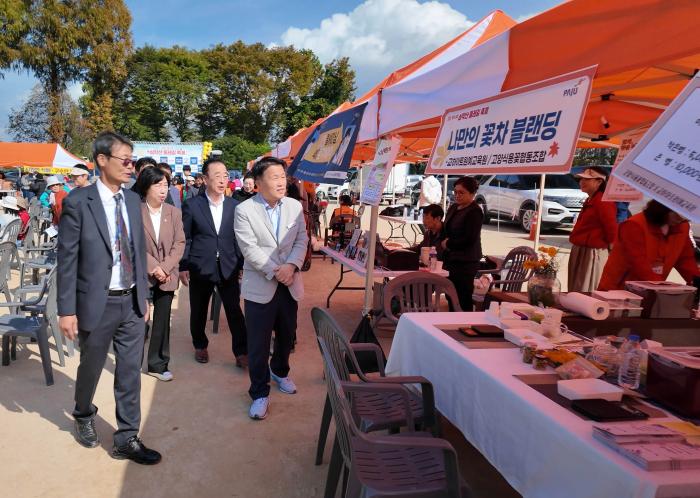 행사보스를 돌아보는 최병각 부시장