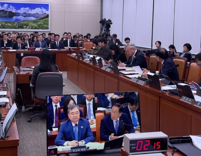 외굑부 장관에게 질의하는 윤후덕 의원 사진제공 윤후덕 의원실