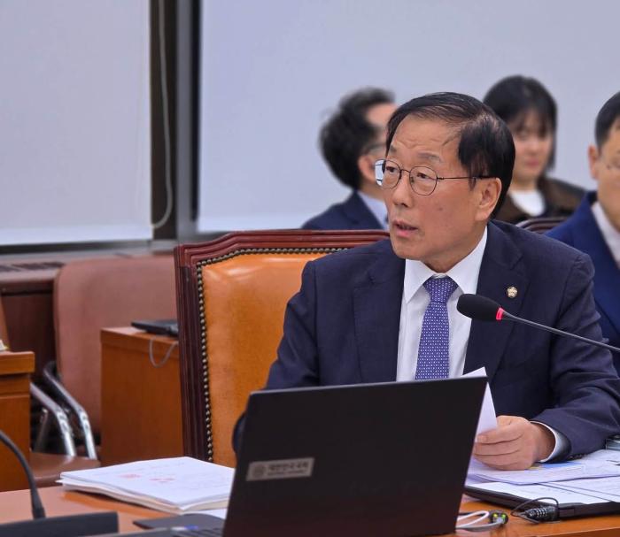 국감중인 윤후덕 의원 사진제공 윤후덕 의원실