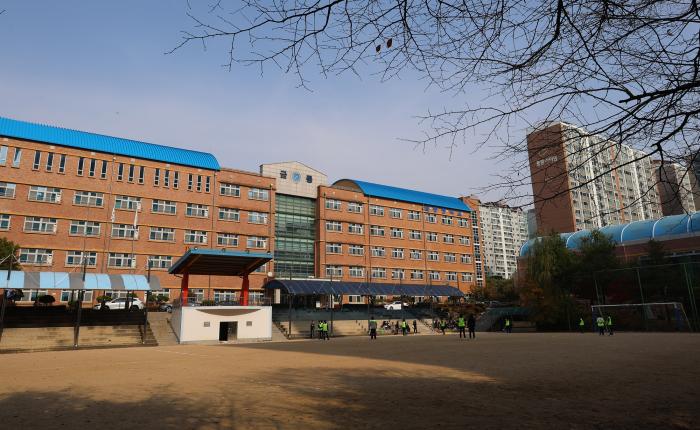 금릉중학교 전경 사진 하효종 기자