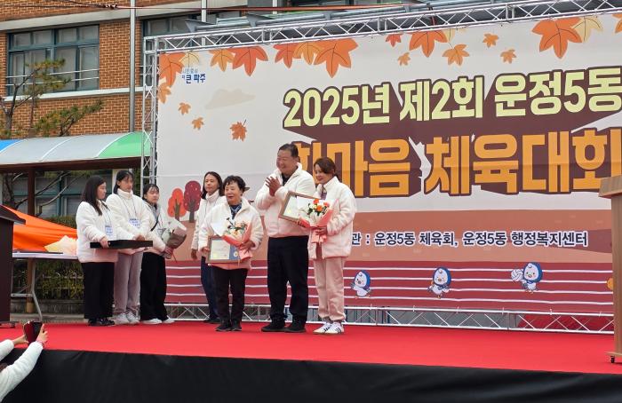 김경일 시장이 유공자표창후 기념촬영을 하고 있다 사진 하효종 기자