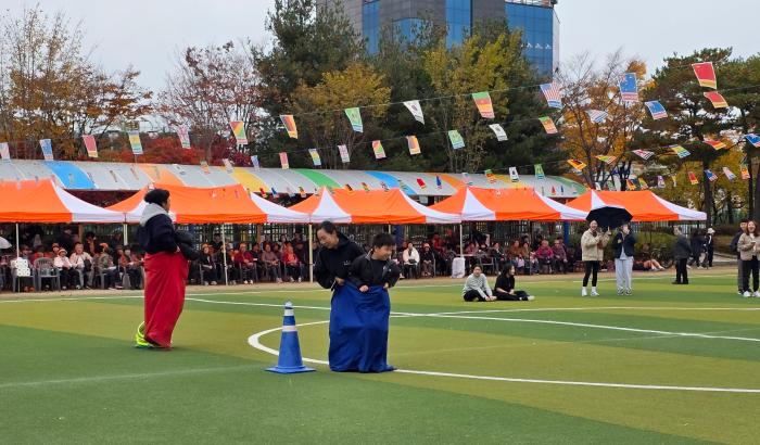 가족게임을 즐기는 참여자들 사진 하효종 기자