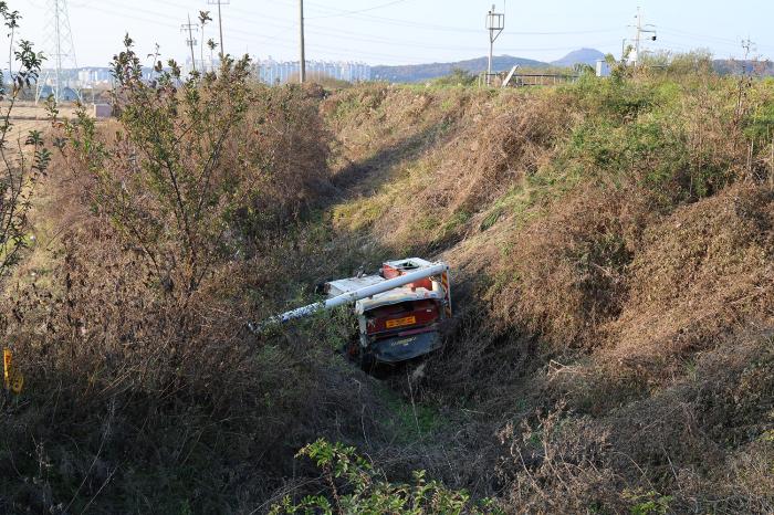 지난달 파주 공릉천 뚝방에서 굴러 떨어진 콤바인 사진 하효종 기자