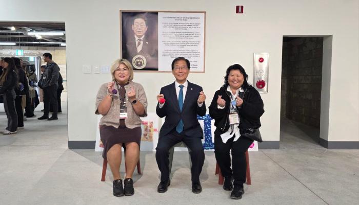  11월11일 윤후덕 의원이  세계한입입양동포대회에서 입양인과 기념촬영  대