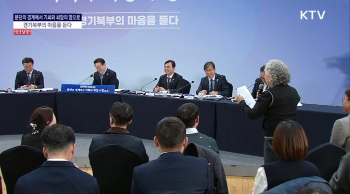 전 파주시여성단체협의회 김미숙 회장이 용주골 폐쇄와 안전 확보를 위한 정부 지원을 요청하고 있다 타운홀 현장에는 파주시민과 관계자가 가득 메워 뜨거운 관심을 반영했다