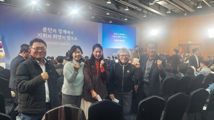 타운홀 미팅에 참석한 파주시민들이 용주골 완전 폐쇄와 경기북부 균형발전 실현을 응원하며 파이팅을 외치고 있다