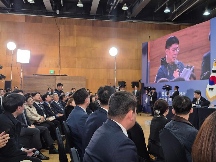 주민들이 군사 규제로 인한 재산권 제한 장기임대 문제 환경오염 정화 패스트트랙 도입 등 실질적 고충을 토로했다 미군 공여지에 첨단산업유치 등 지역경제 활성화를 위한 방안도 제시했다 이 대통령은 경기북부가 오랫동안 특별히 배제되어 왔다며 규제 완화와 제도 개선을 약속했다