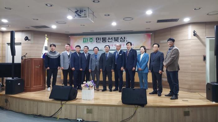 행사전 기념촬영하는 내분들과 토론자들 사진 하효종 기자