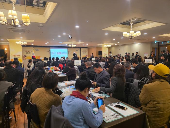 성과고유를 경청하고잇는 자치위원들 사진 하효종 기자