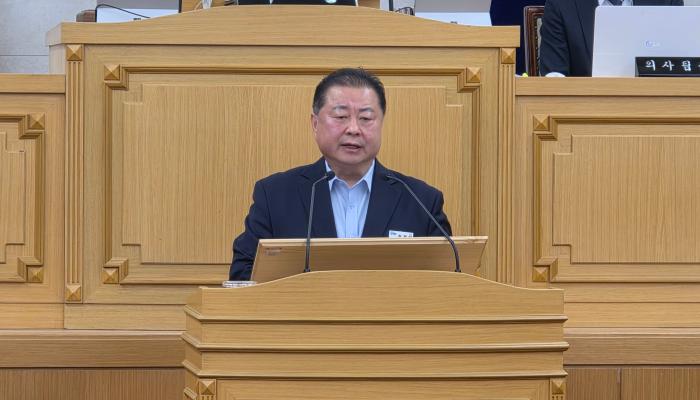 박은주 시의원의 시정질의에 하는 김경일 시장 사진 하효종 기자