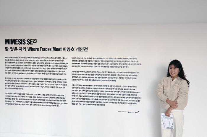 설명하는 최연 츄레이터 사진 하효종 기자