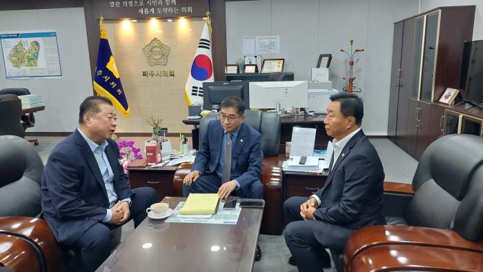 김경일 파주시장이 민생 예산 삭감 이후 파주시의회를 찾아 기본생활안정지원금과 국가정원 예산의 필요성을 설명하며 협조를 요청하고 있다