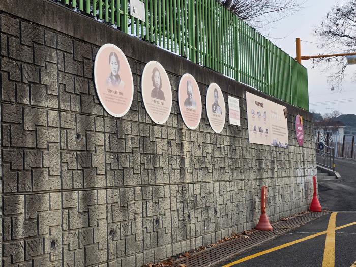 교하초등학교 담장에 설치한 안내표시판