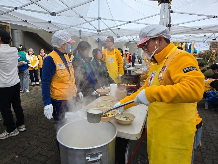 봉사원들의 모습 사진 하효종 기자
