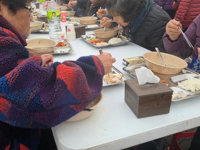 정성컷 준비한 음식을 드시는 어르신들