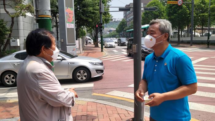  금촌 KT사거리에서 대북전단 반대 스티커를 나누는 김순현 대표 파주는 평화가 경제다라는 문장은 접경 주민들의 경험에서 나온 생활의 언어였다