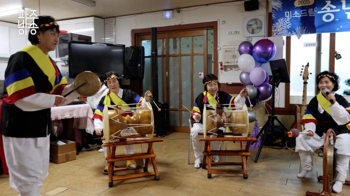 율곡3리 송년 음악회에서 어르신 풍물패가 장단으로 무대를 이끌고 있다