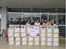 파주시 법원읍은 법원읍 지역사회보장협의체가 연말을 맞아 지난 23일 관내 취약계층을 위해 컵라면 170상자를 기부했다고 밝혔다. 이번 기부는 연말연시를 맞아 경제적 어려움을 겪고 있는 이웃들에게 온정을 전하고자 마련됐으며, 기부된 컵라면은 관내 저소득가구, 독거노인, 복지사각지대 등에 전달될 예정이다. 김두현 위원장은 “법원읍 지역사회보장협의체 19명의 위 기사 이미지