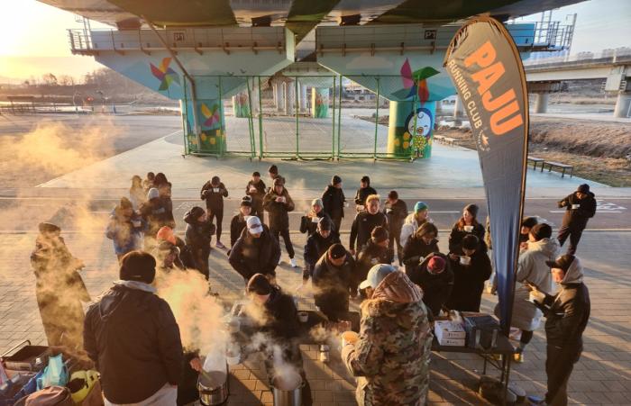 완주후 몸을 녹이는 회원들 사진제공 파주러닝클럽