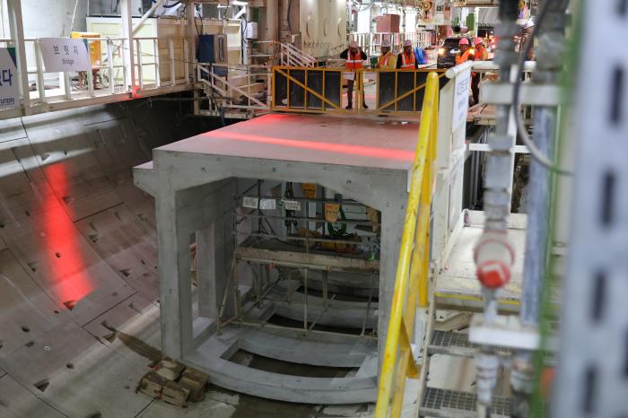 직경 14m의 터널  배부 사람이 서있는 부분은 도로이며 하부는 비상시 안전통로로 활용된다 사진 하효종 기자